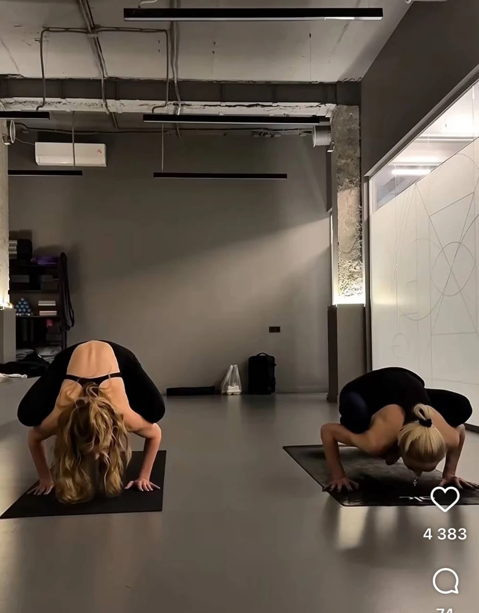 Кароль у стійці на руках