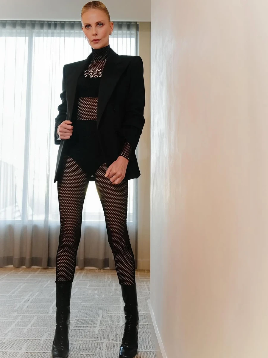 Шарліз Терон у білизні й сітці похвалилася стрункими ногами