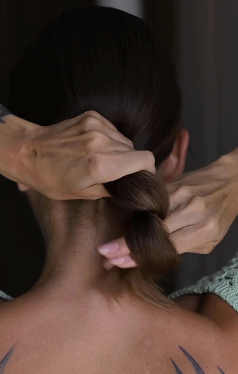 Саша Бо показала, як робить свою улюблену зачіску