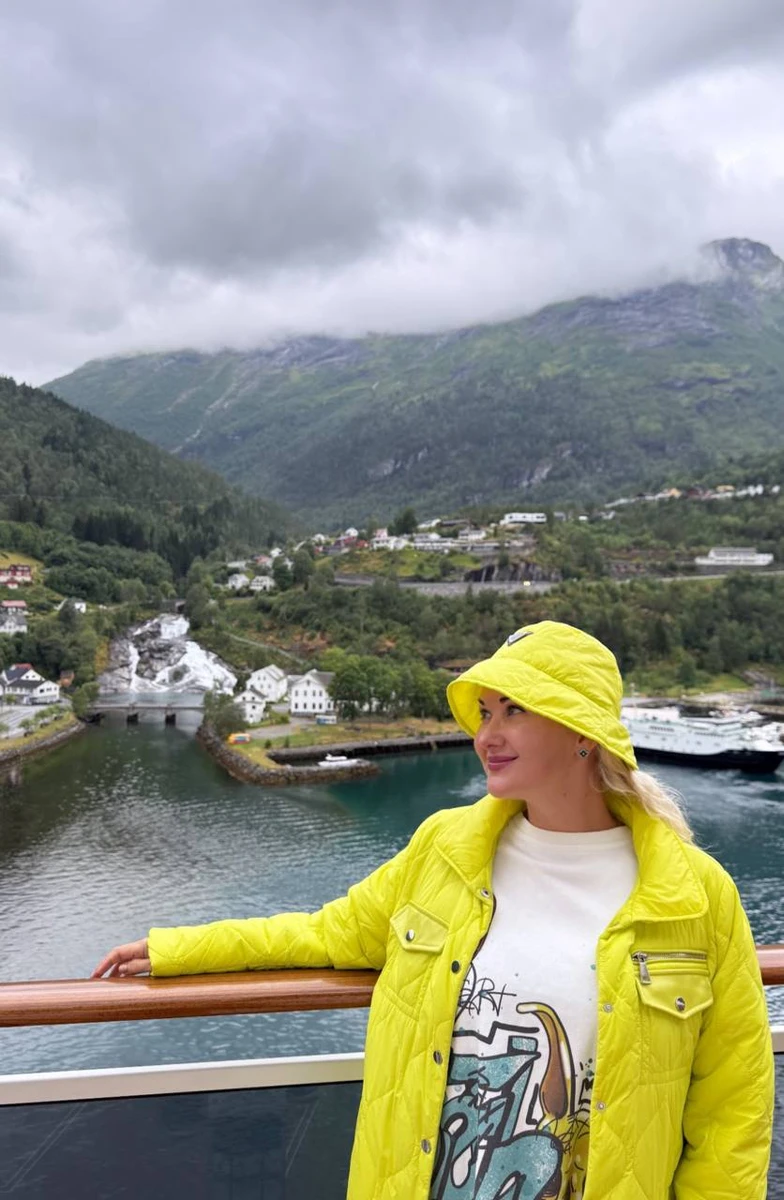 Зірка розбавила сірі пейзажі яскравим луком