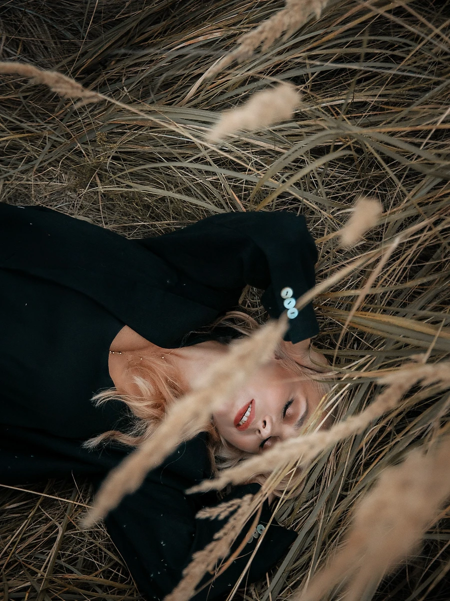 Ліля Ребрик полежала в траві