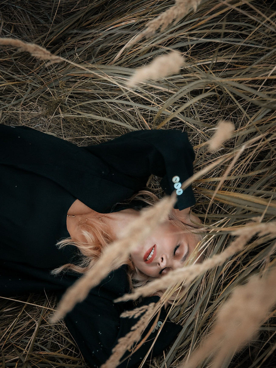 Ліля Ребрик полежала в траві