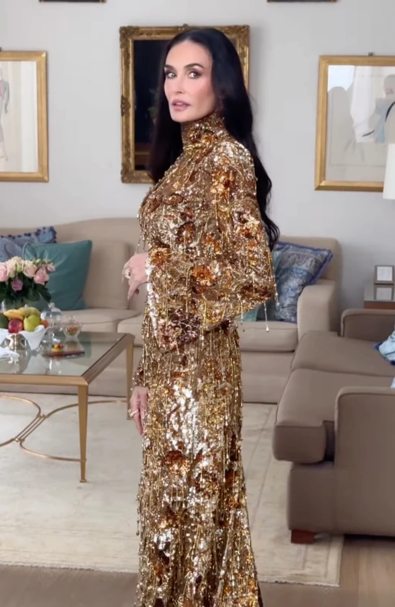 Демі Мур у золотій сукні попозувала на показі Gucci