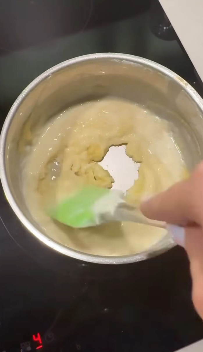 Анна Саліванчук приготувала смачний соус для лазаньї