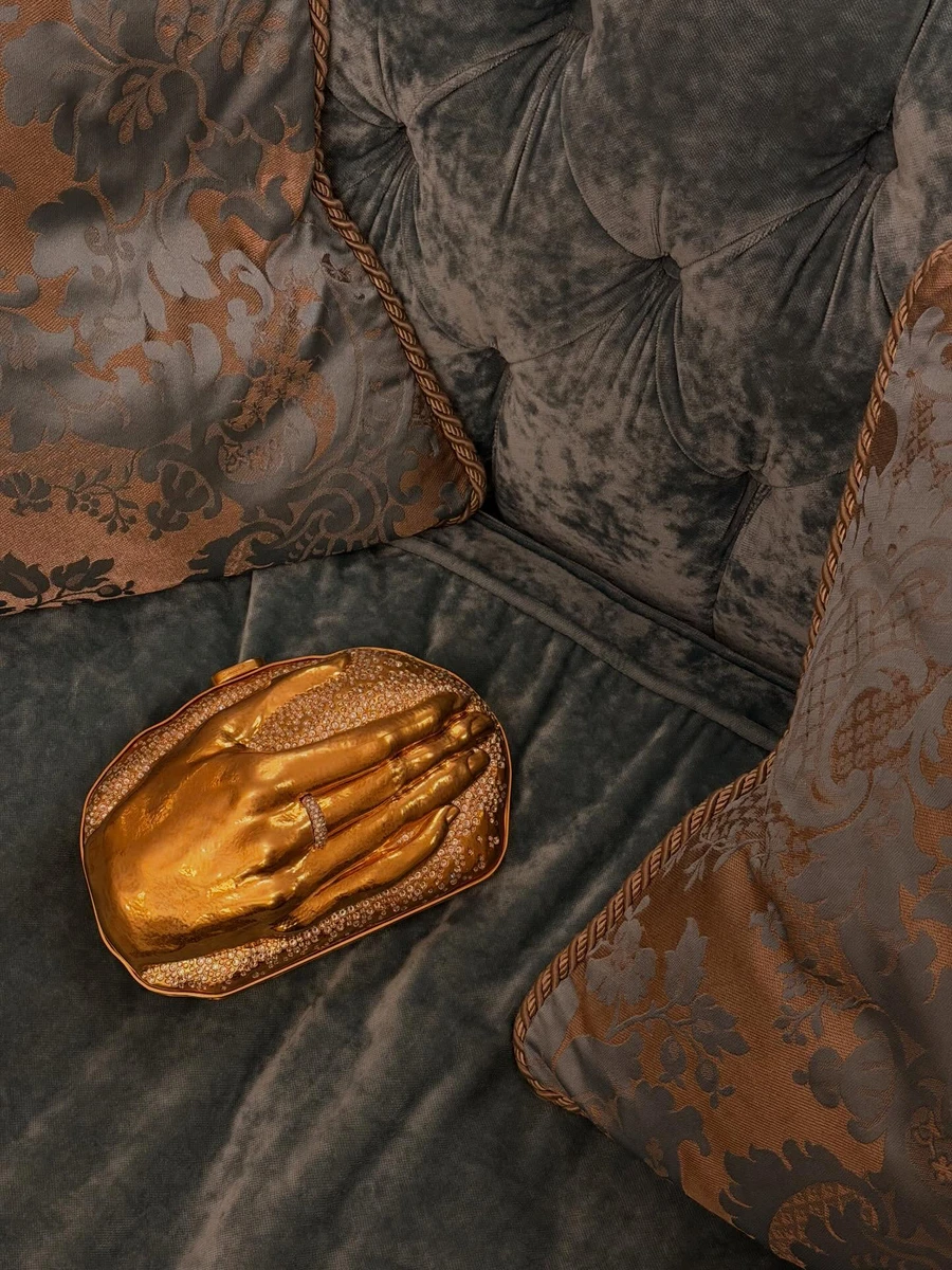 Вона зроблена з міді, шкіри і латуні та інкрустована стразами 