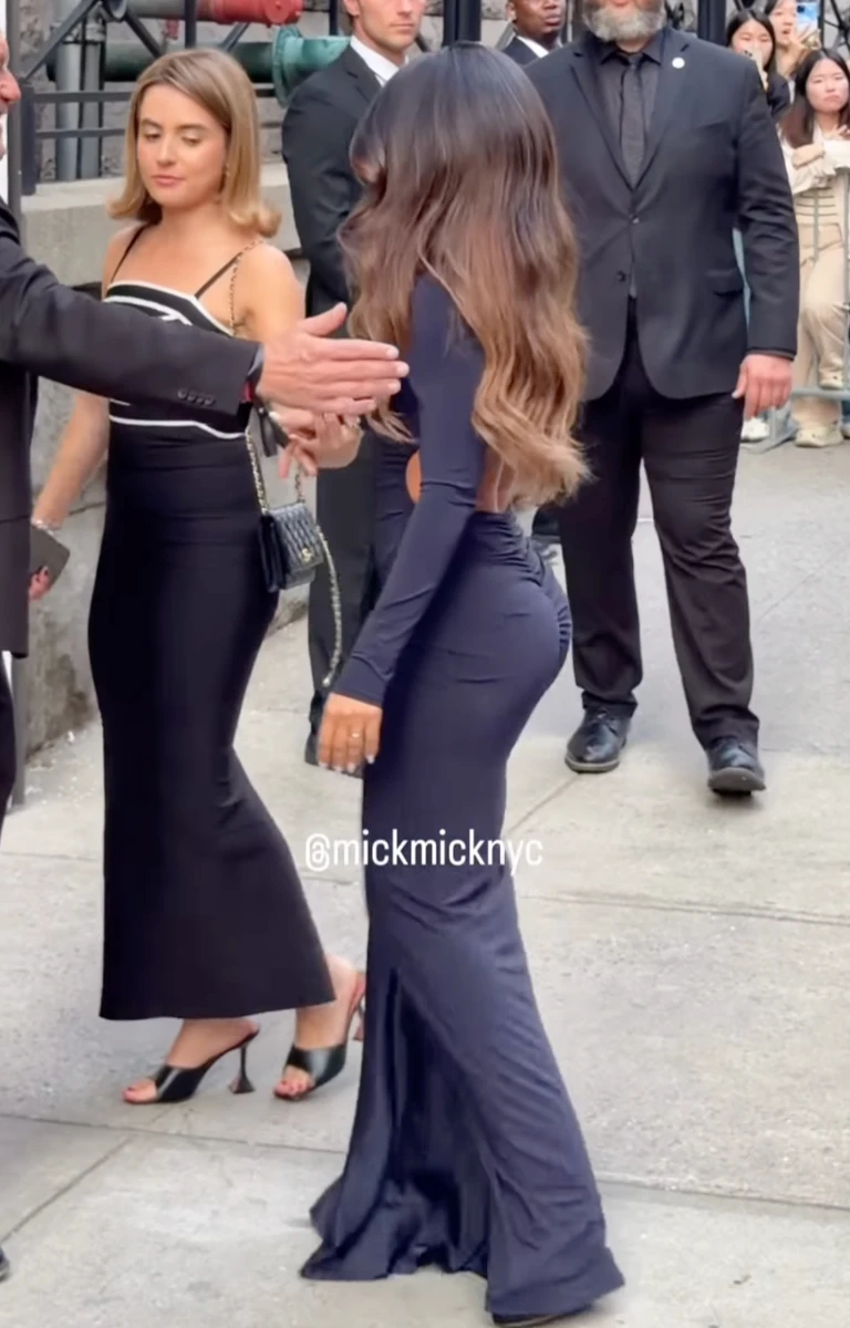 Дружина Ліонеля Мессі засвітила сідниці у сексі сукні