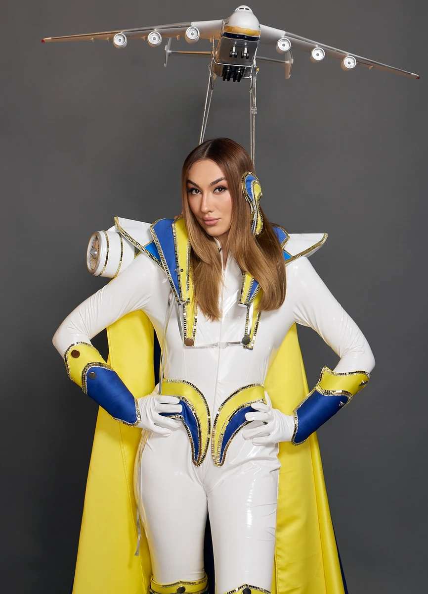 Українка з літаком на голові показала костюм для Miss Eco International-2026