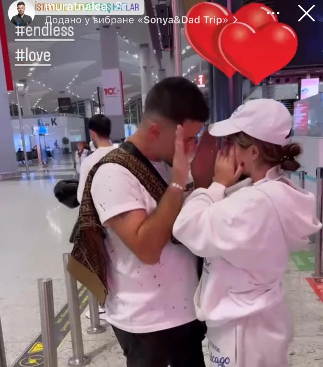 Софія витирає сльози, а Мурат намагається її розвеселити