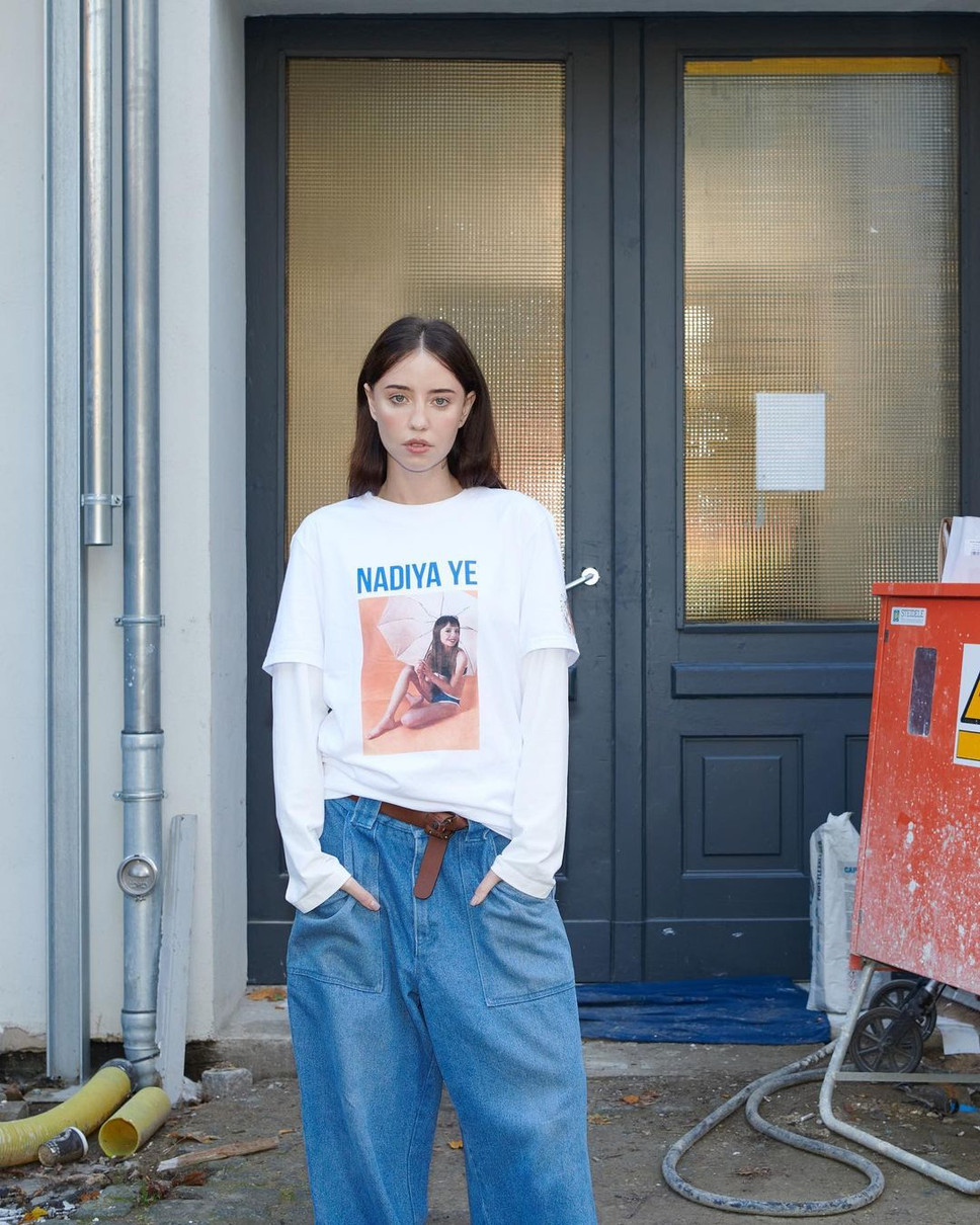 Мішкуваті джинси і футболка з принтом - так втілює гранж Надя Дорофєєва