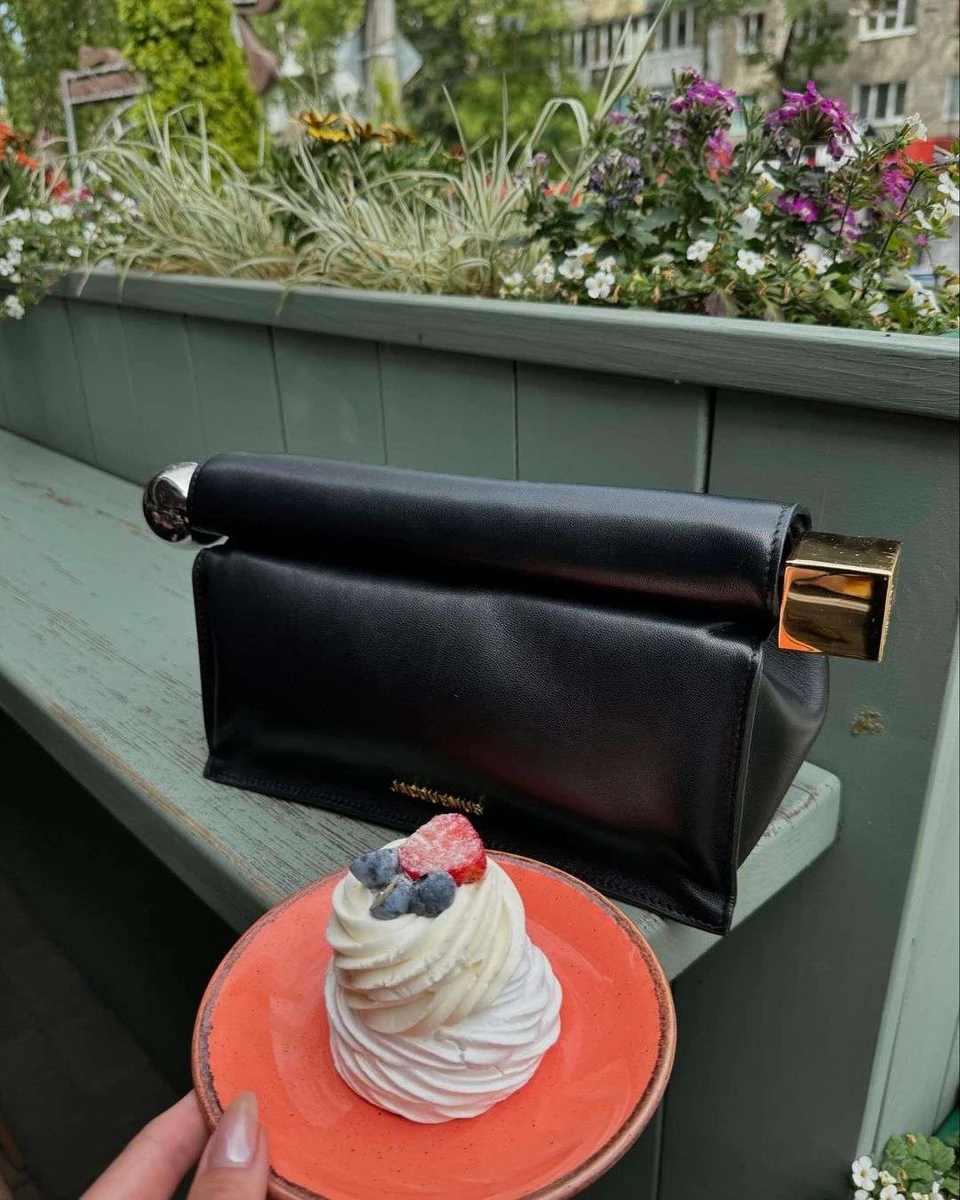 Торбинка від Jacquemus і тістечко із урочистої нагоди. Зазвичай телеведуча дотримується правильного харчування, наприклад, хліб дозволяє собі лише на свята 