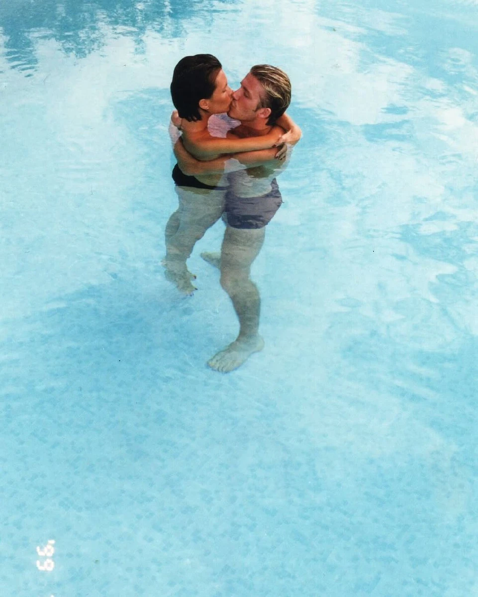 Девід Бекхем з дружиною у басейні