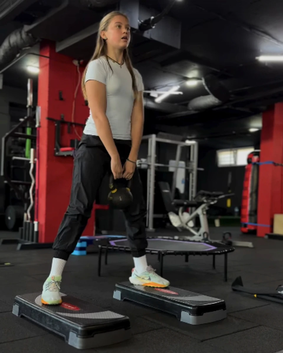 Дочка Усика поприсідала з гирею