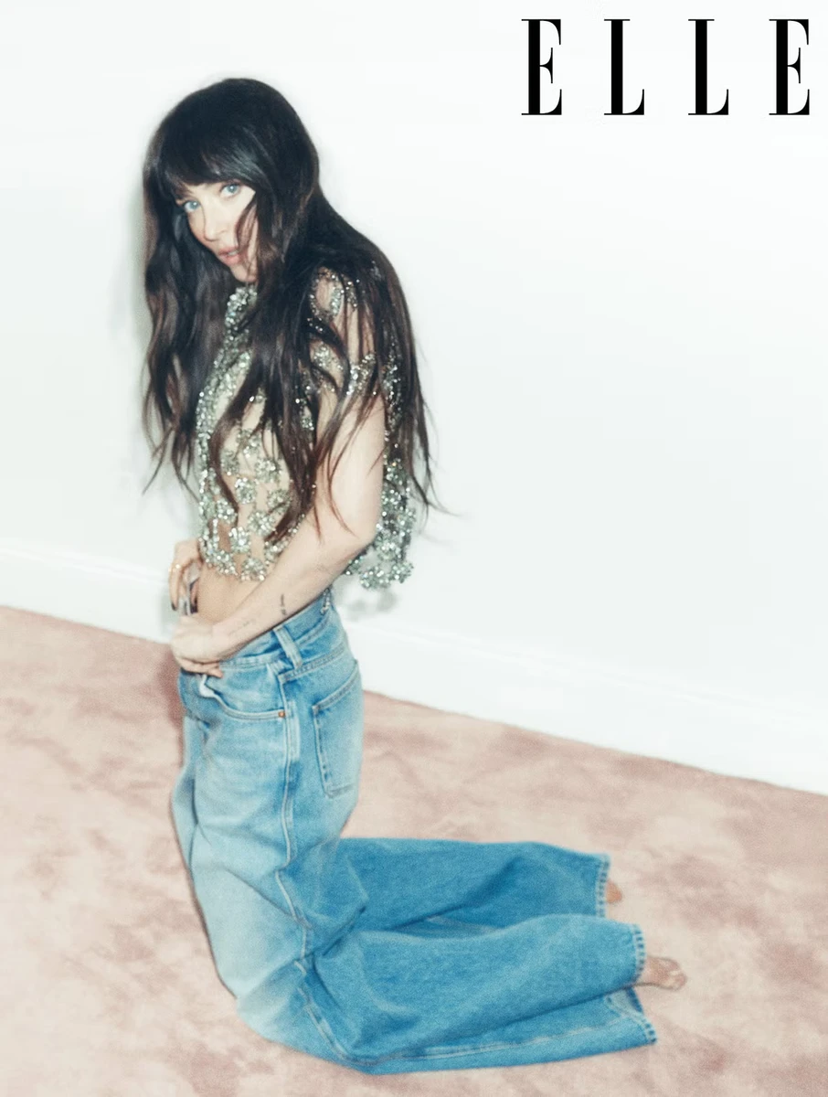 Дакота Джонсон на підлозі постояла на колінах