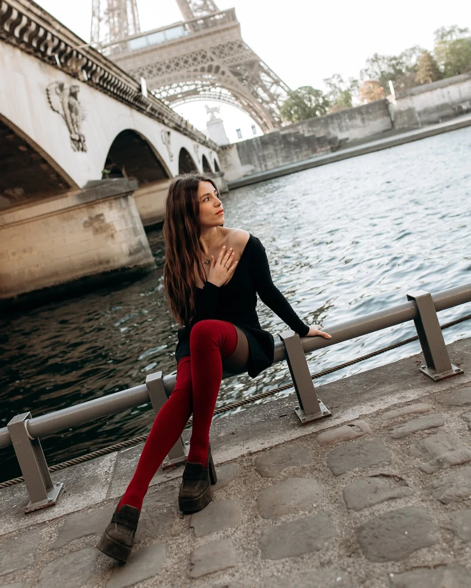 Христина Соловій у міні присіла біля Ейфелевої вежі