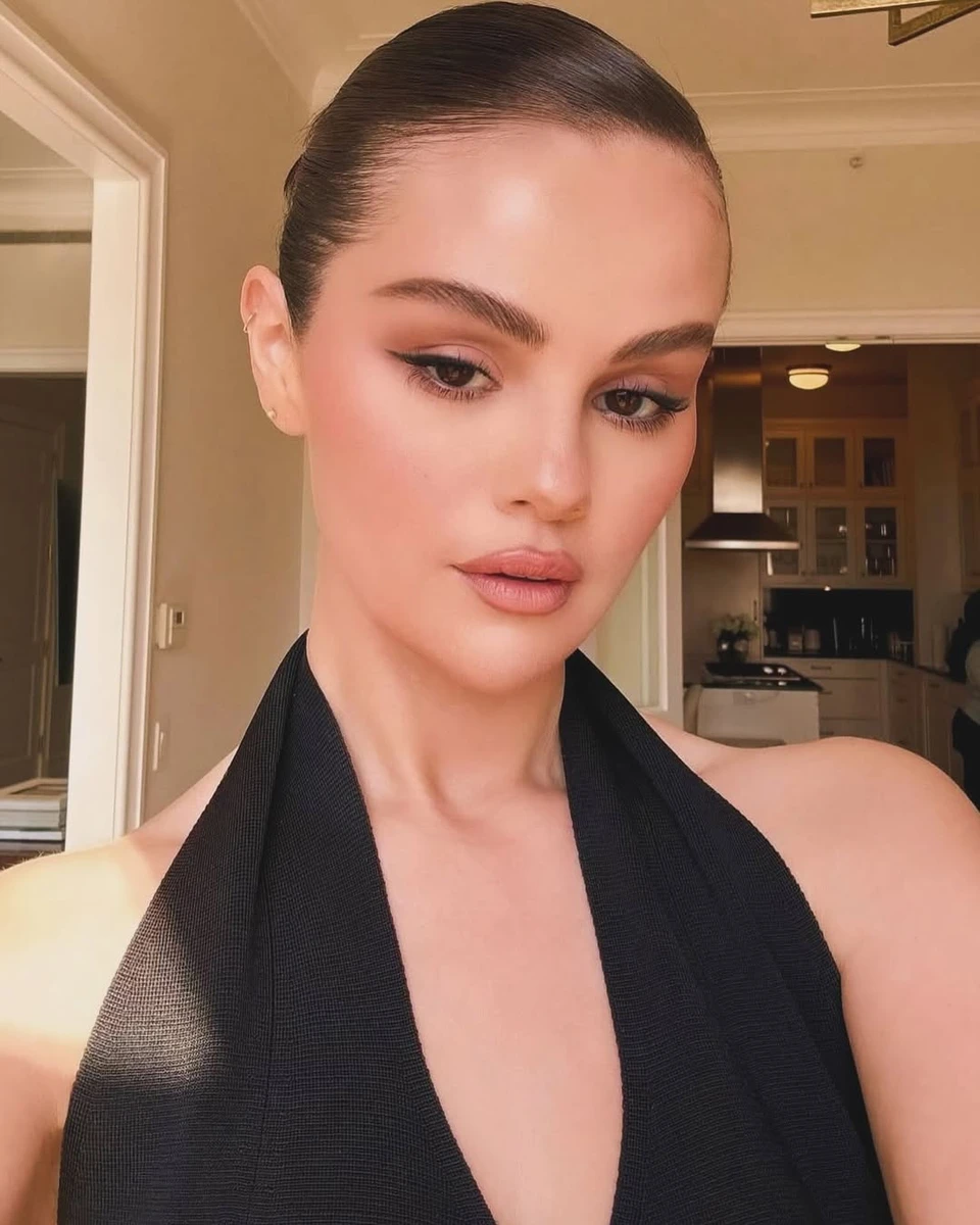 Селена Гомес з декольте попозувала на селфі