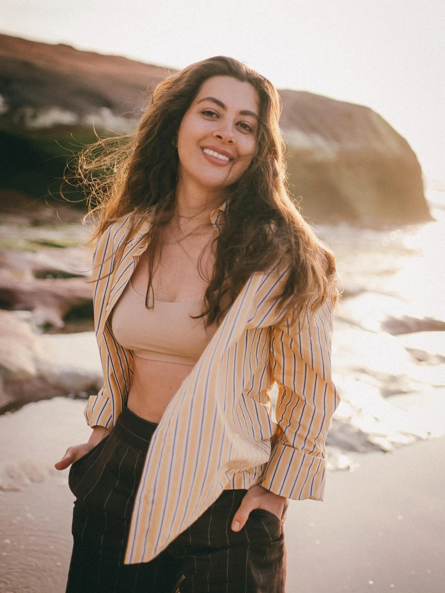 Раміна на тлі океану