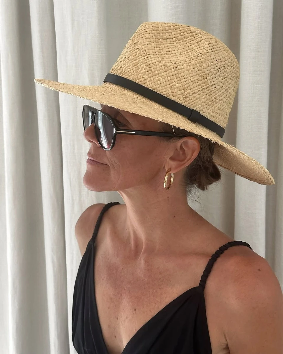 Соломʼяний капелюх і великі окуляри