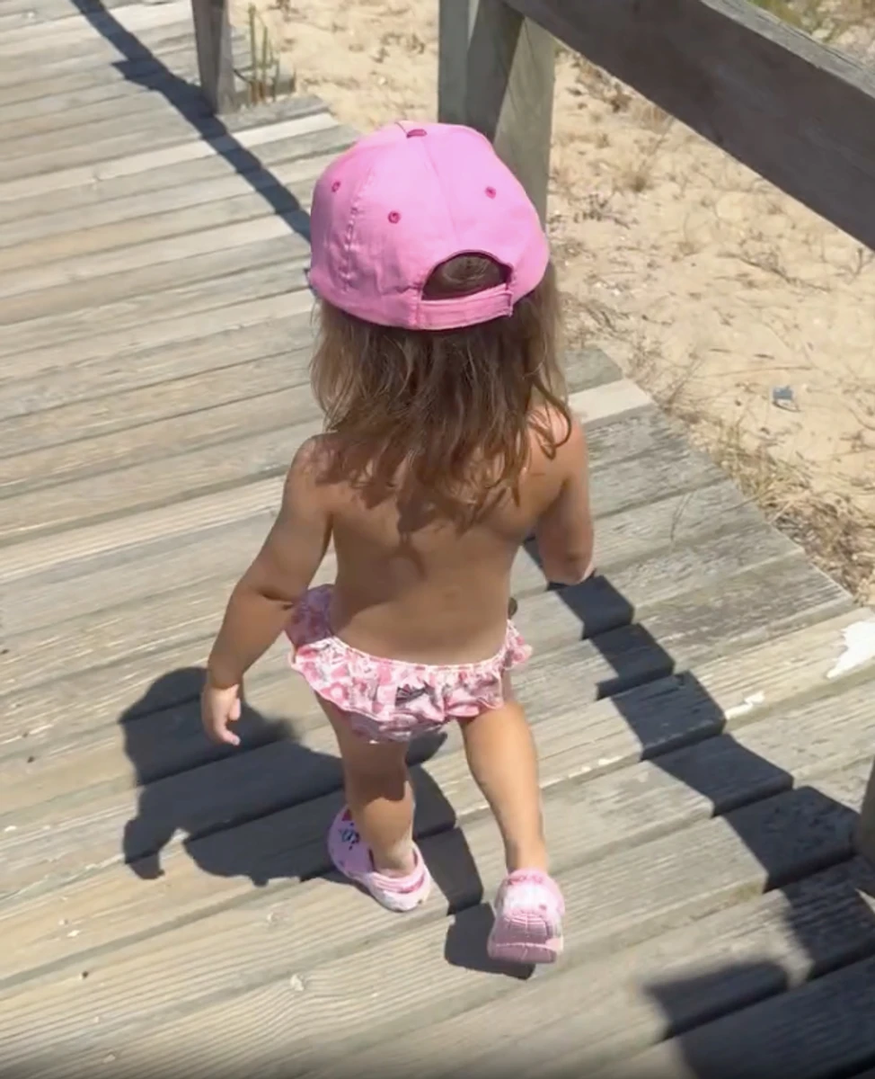 Єлизавета Юрушева замилувала фото з меншою дочкою на пляжі