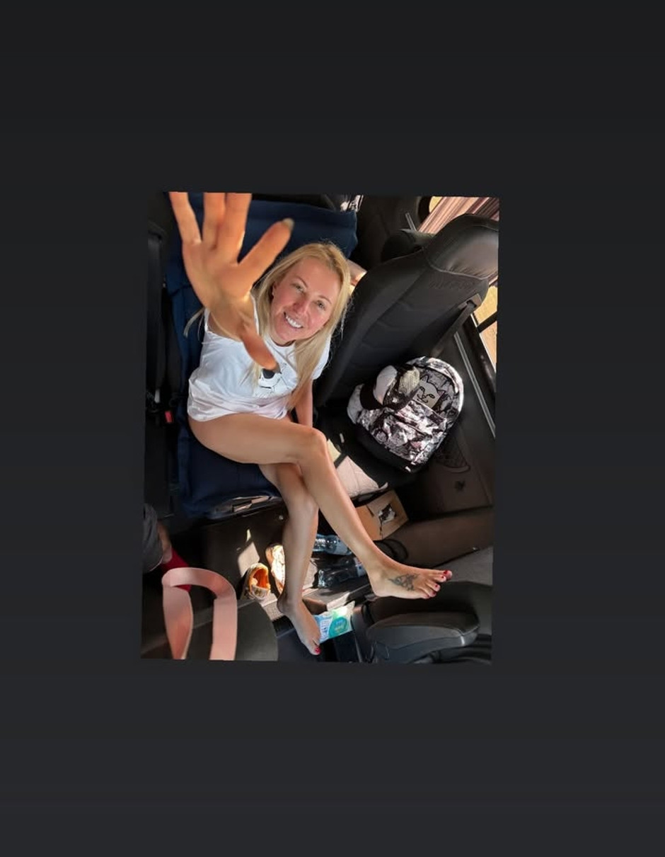 Тоня Матвієнко показалася з оголеними ніжками в автобусі