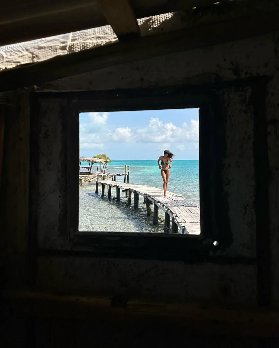 Тіна Кунакі у бікіні наробила ефектних фото на тлі моря