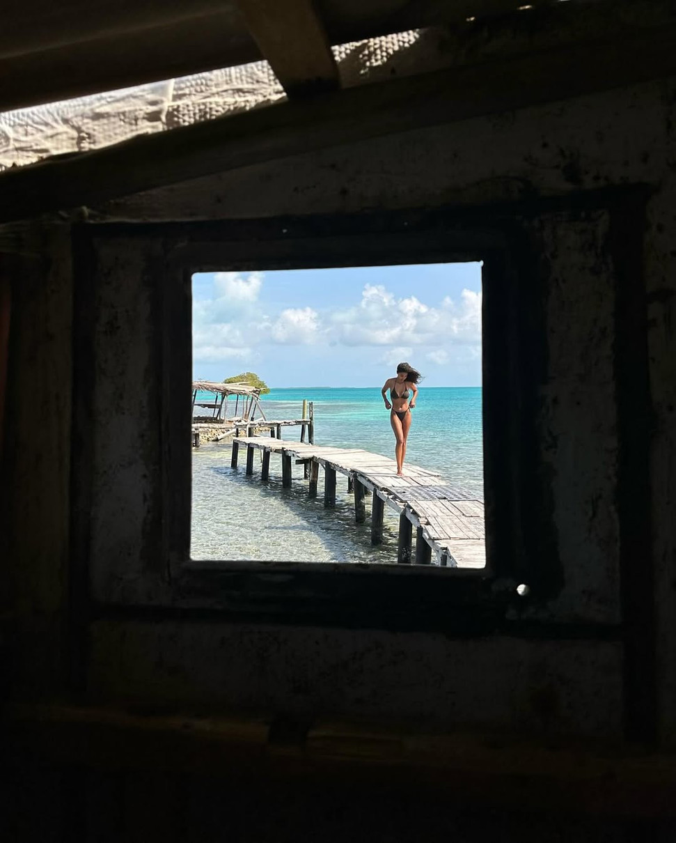 Тіна Кунакі у бікіні наробила ефектних фото на тлі моря