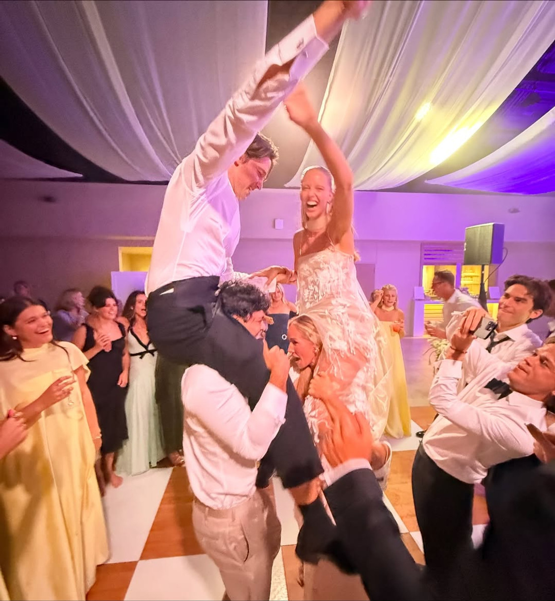 Син Шварценеггера з дружиною влаштувала веселу вечірку з нагоди весілля