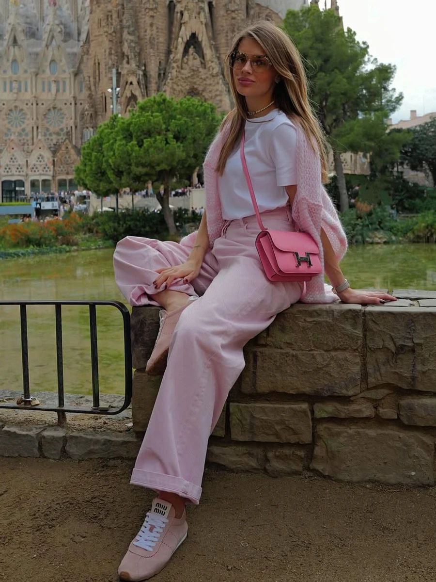 Дружина Зінченка зазнімкувала фігуру в рожевому аутфіті