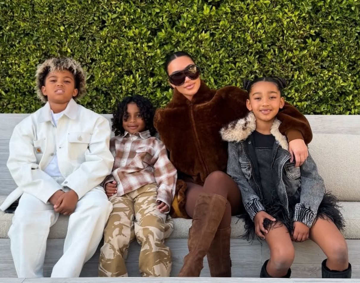 Кім Кардашян з синами і дочкою від Веста зазнімкувалася просто неба