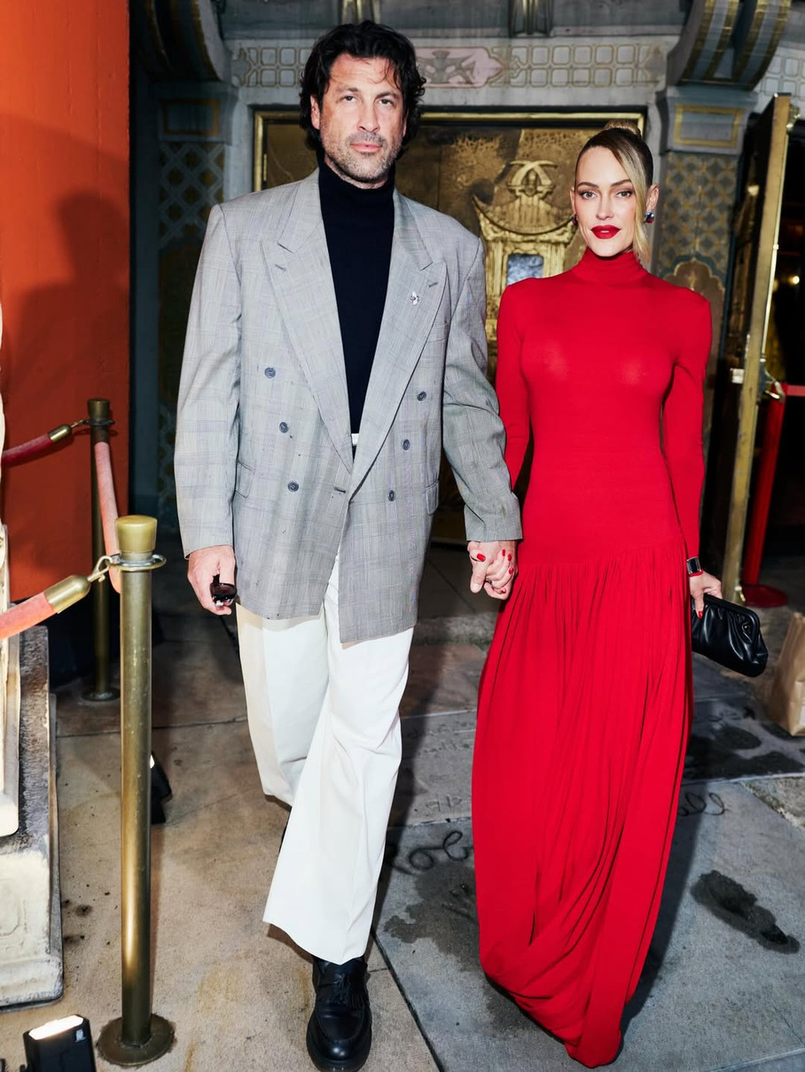 Макс Чмерковський попозував з дружиною у напівпрозорій сукні на кінопрем'єрі