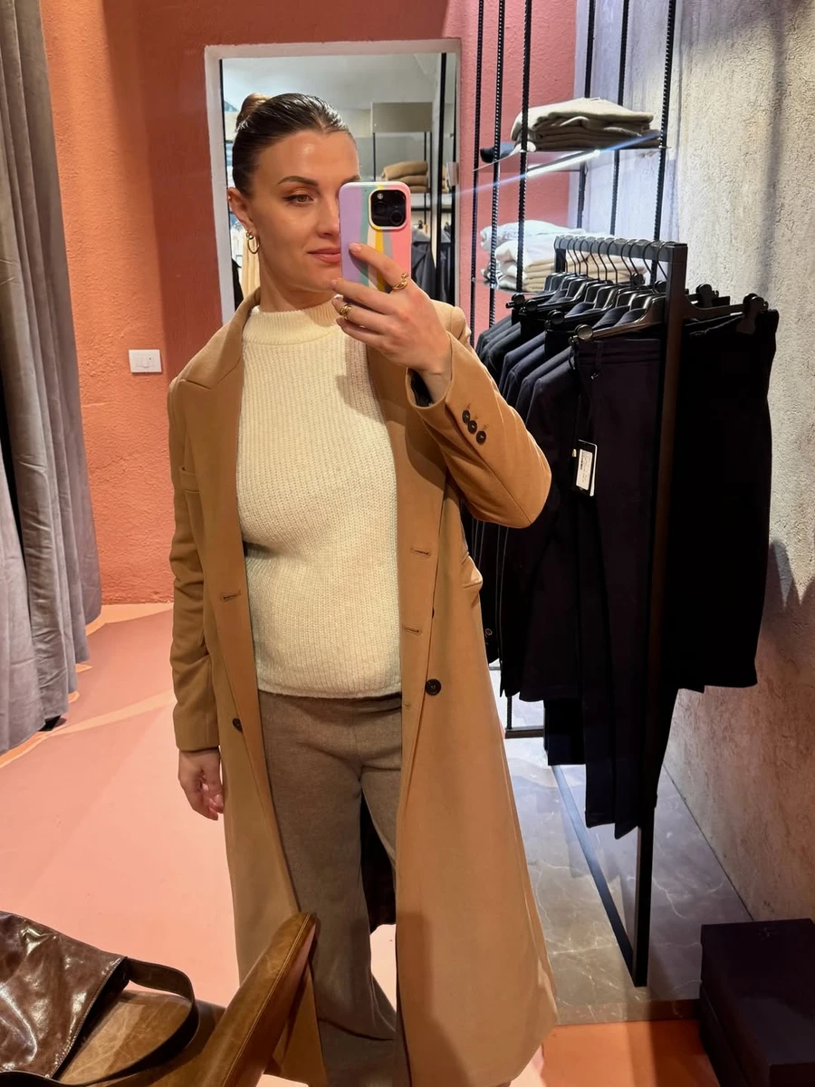 Ольга Харлан у светрі та пальто показала вагітний живіт в Італії