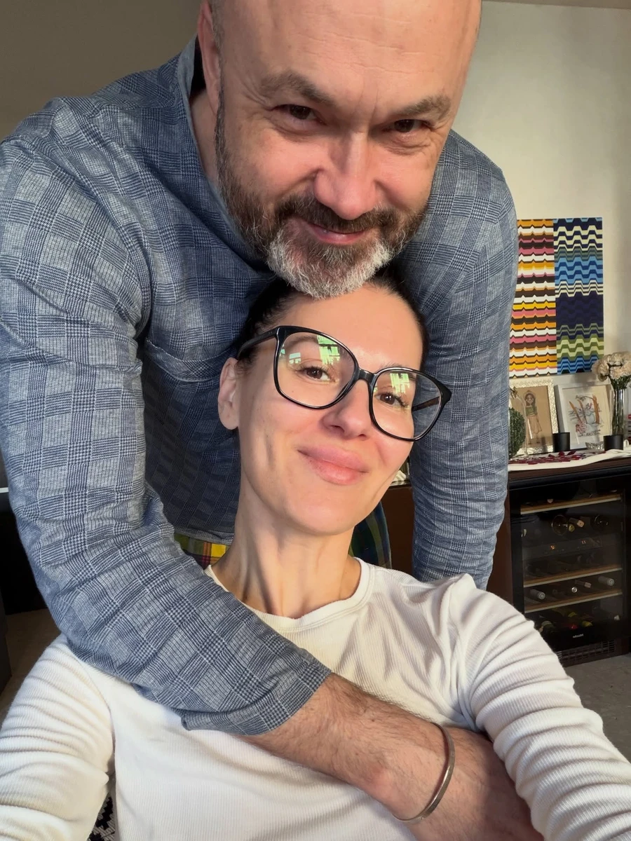 Єфросиніна в обіймах чоловіка