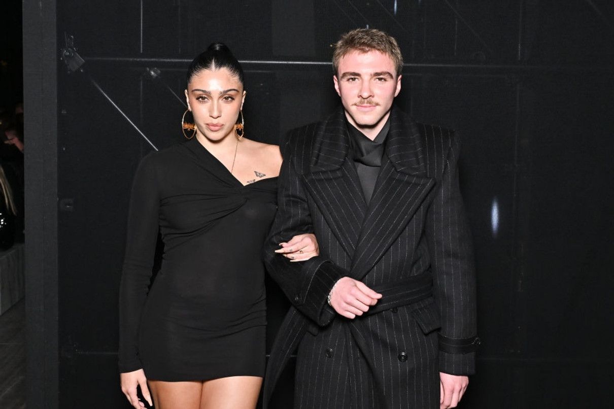 Лола і Рокко прийшли побачити показ весняно-літньої колекції Saint Laurent