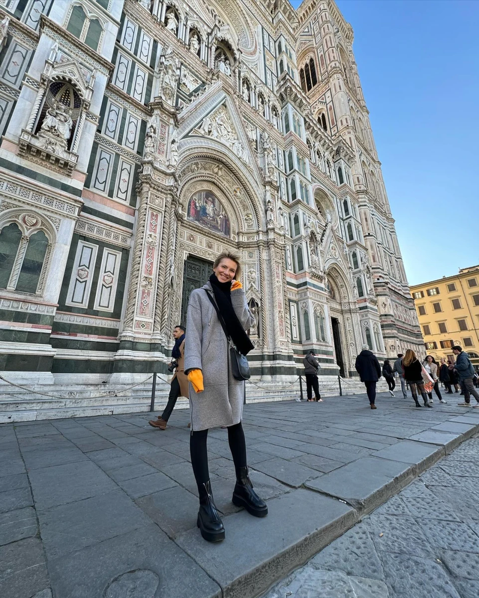 Багатодітна мама показалася на тлі історичних пам'яток