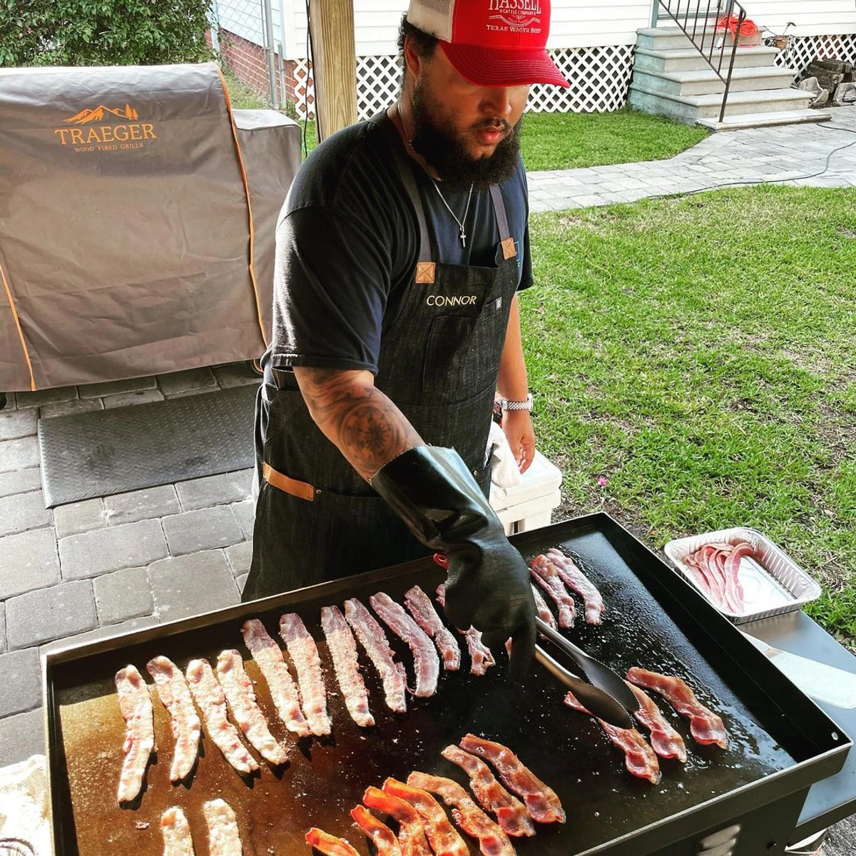 Коннор любить готувати м'ясо і ділиться цим з підписниками