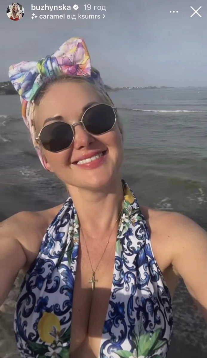 Бужинська посвітила декольте на тлі моря