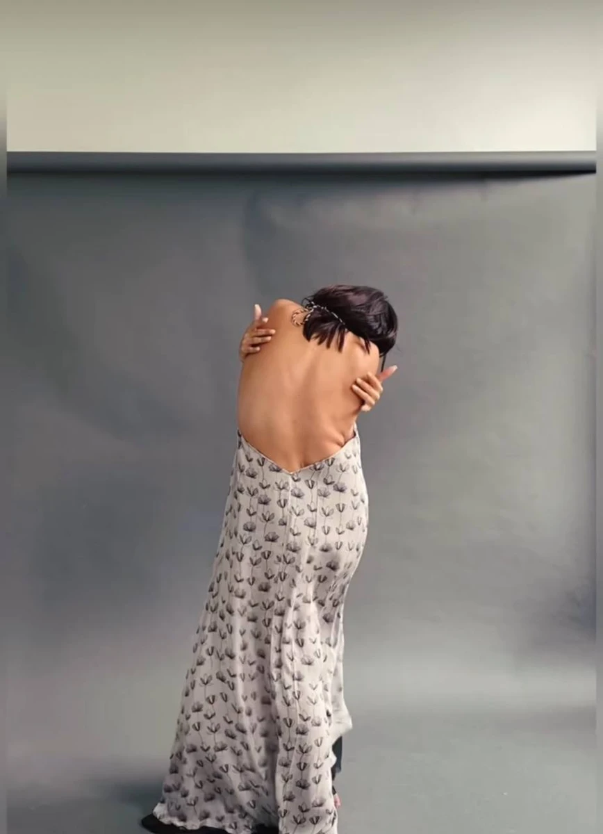 Надія обійняла себе