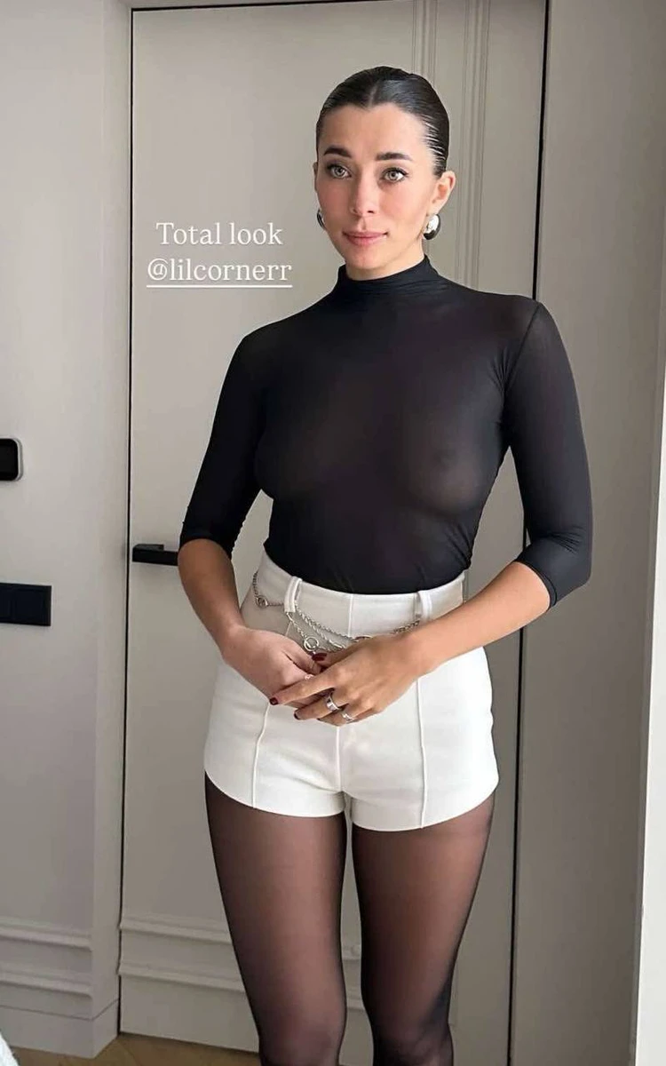 Неплях у напівпрозорому гольфі