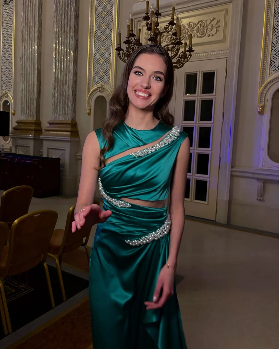 Колишня Комарова в зеленій максісукні засвітила струнку талію