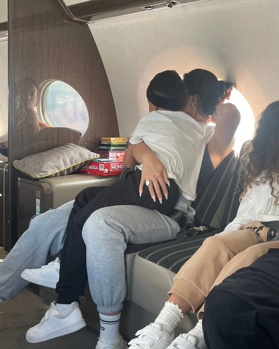 Родрігес показалася з дітьми від Роналду в літаку