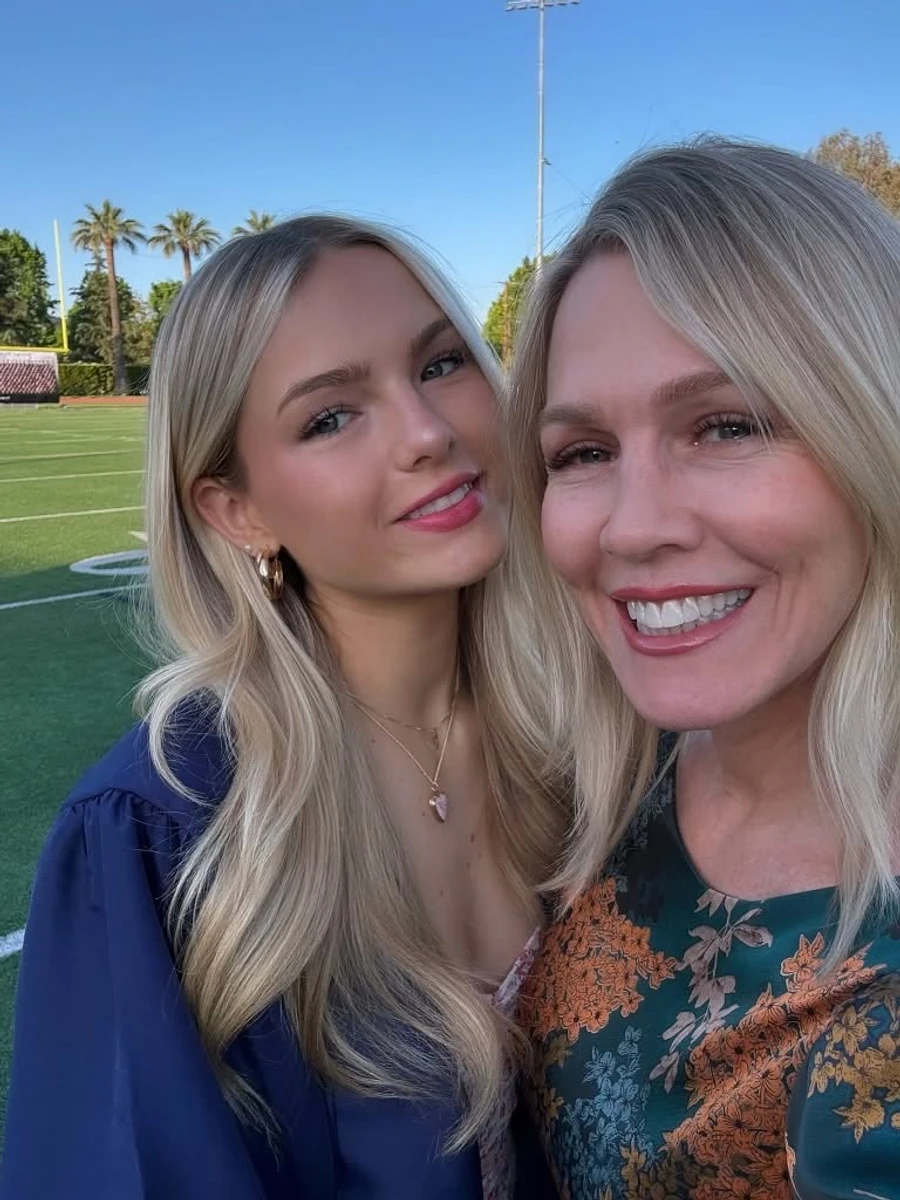 Дженні Гарт на милому фото привітала дочку з випускним