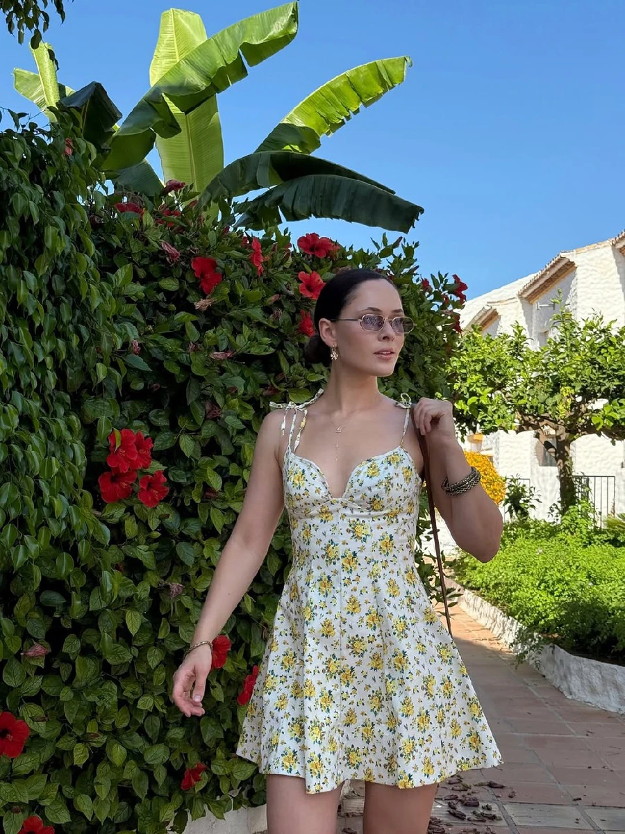 Саніна посвітила декольте у теплих краях