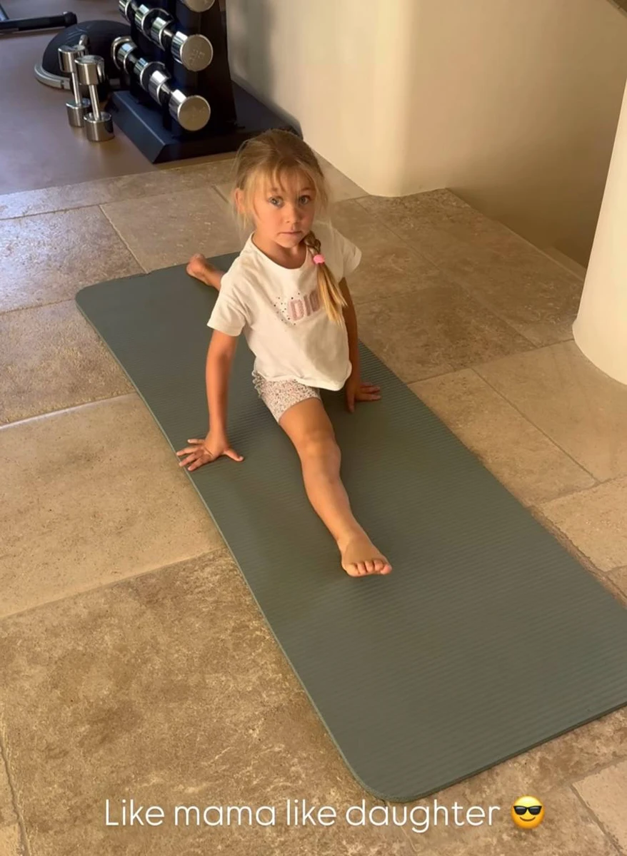 Донька Санти у шпагаті