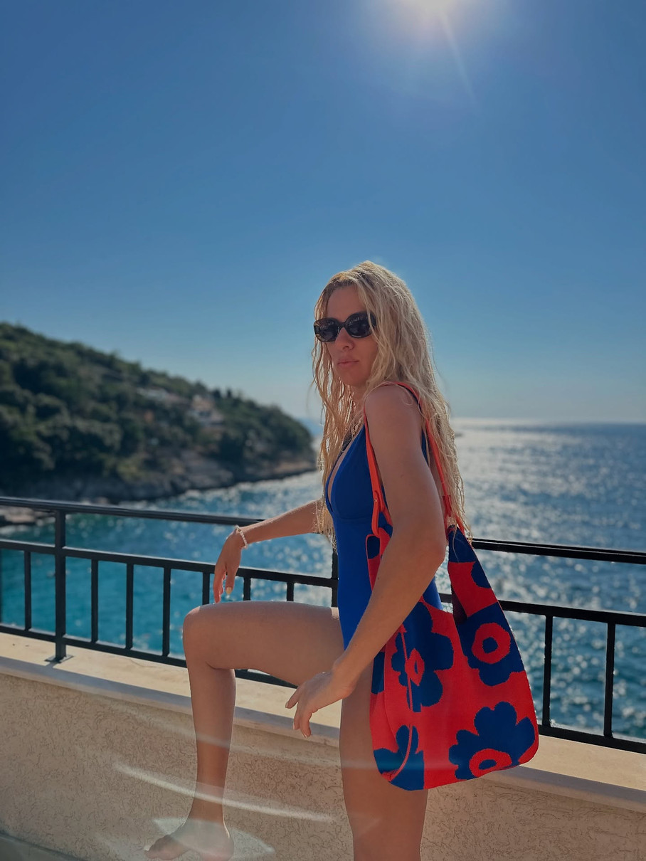 Оля Горбачова позує в синьому купальнику