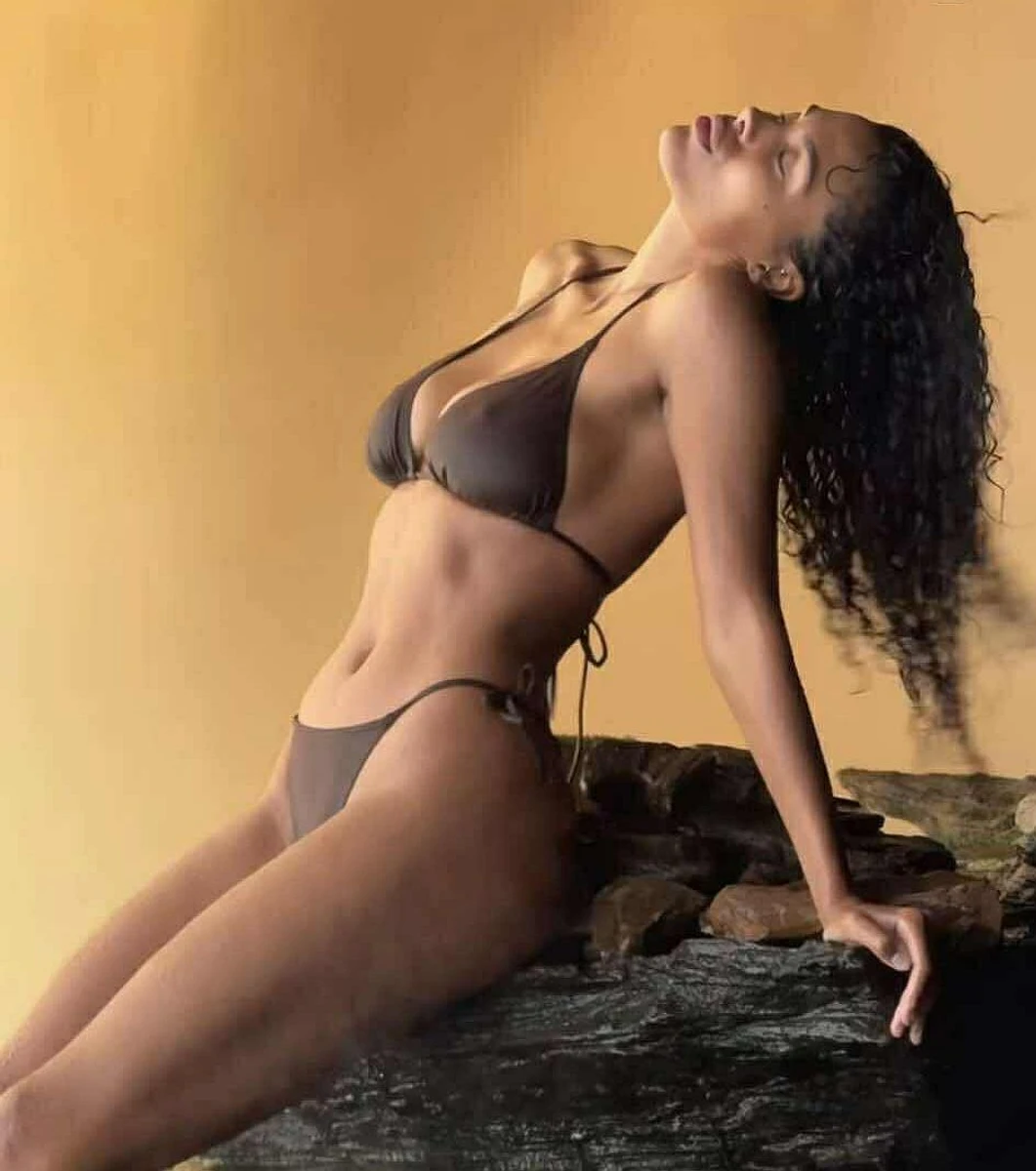 Тіна Кунакі позує в купальнику