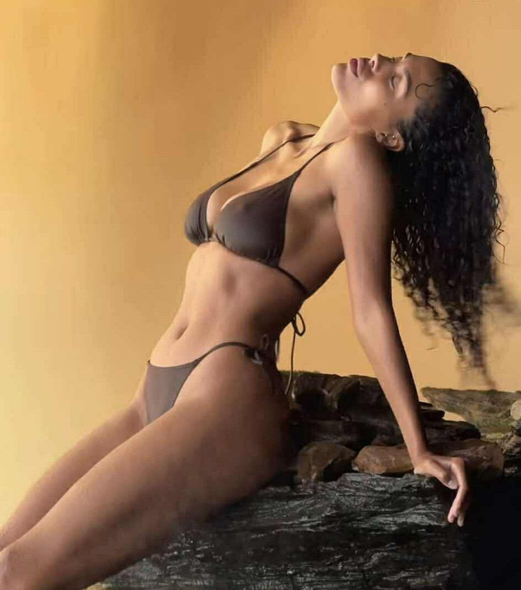 Тіна Кунакі позує в купальнику