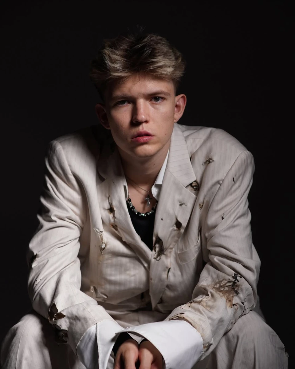 Drevo позує у костюмі