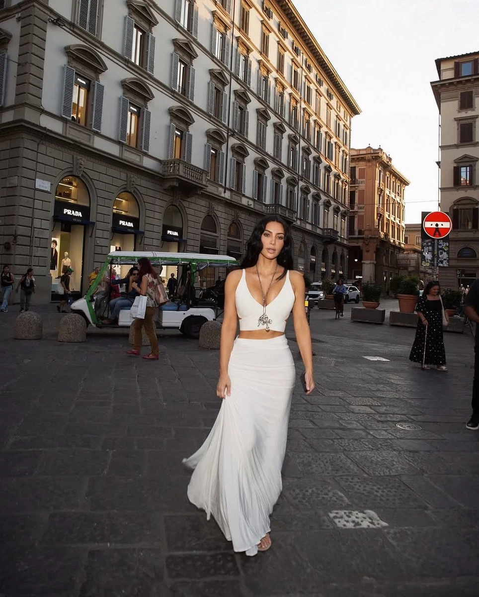 Кім Кардашян з декольте похвалилася тілом в Італії