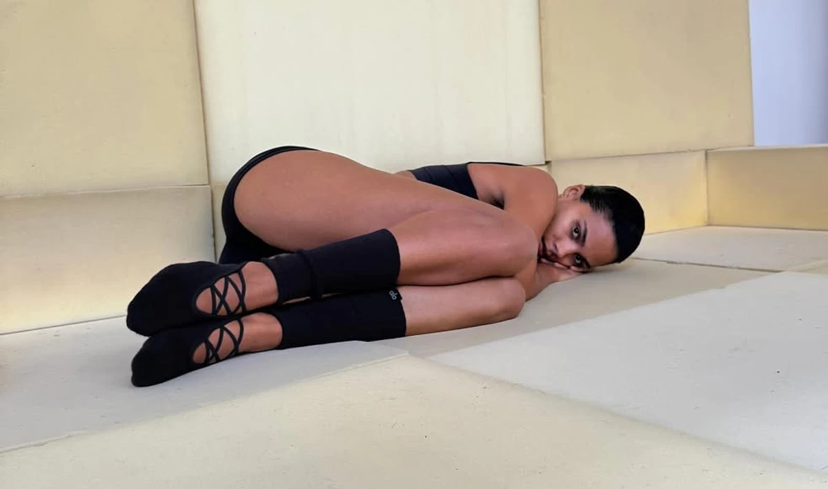 Тіна Кунакі у шортах з голими стегнами спокусливо полежала на підлозі