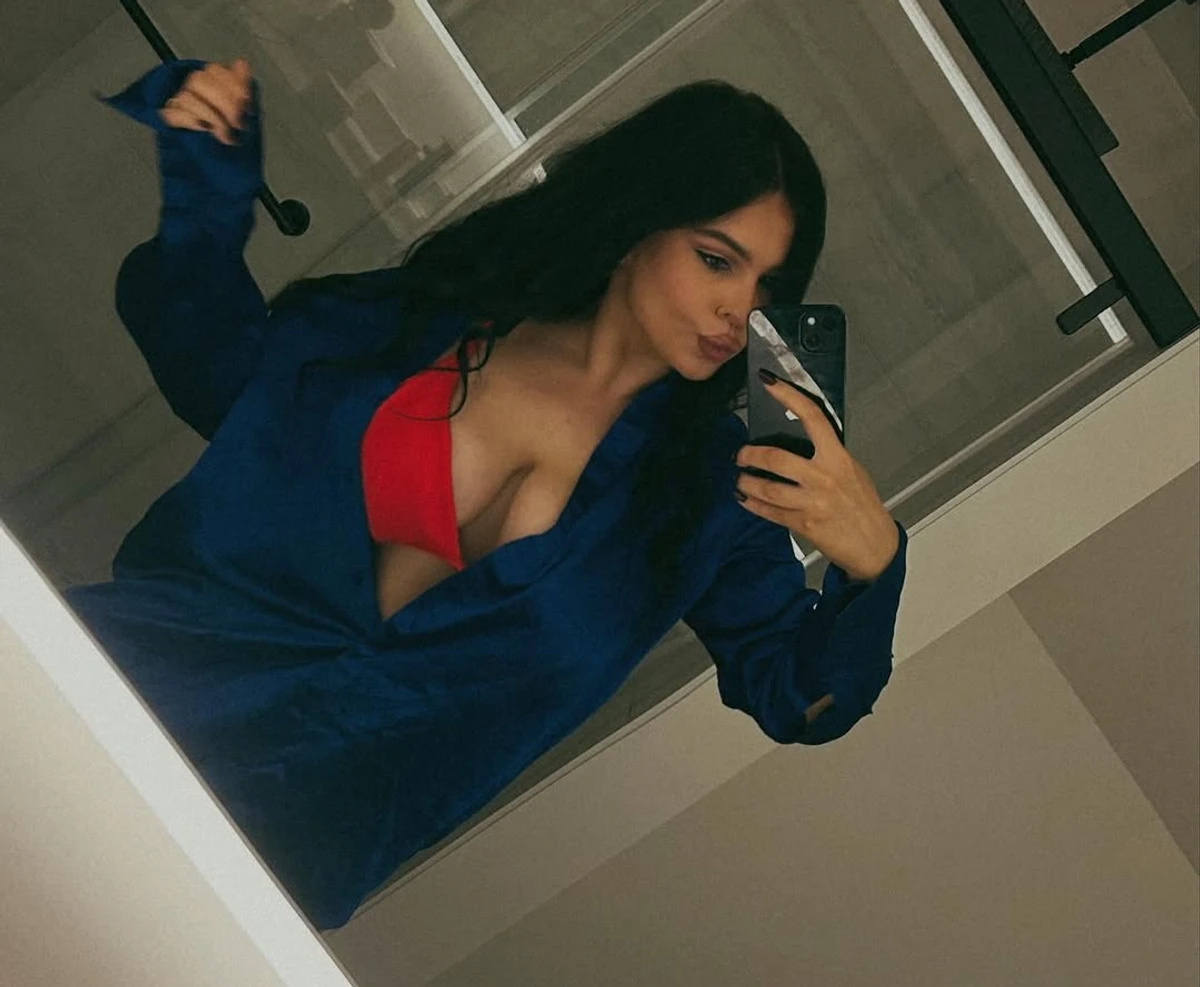 Дочка Фреймут похвалилися декольте у купальнику напроти дзеркала