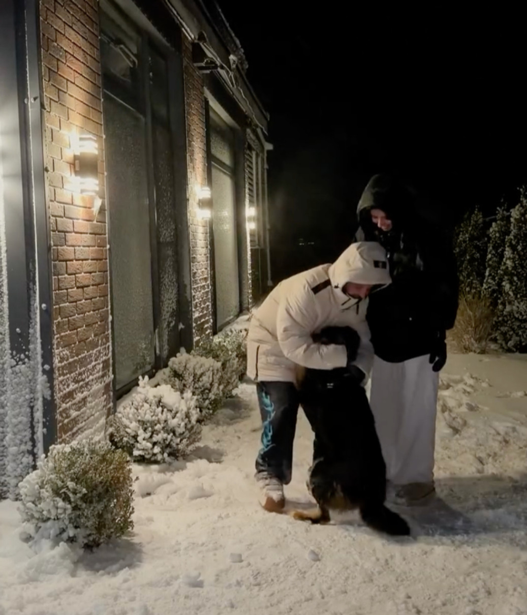 Сергій Танчинець побавився з нареченою і песиком в снігу
